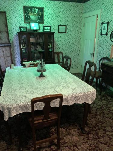 Lizzie Dining Room